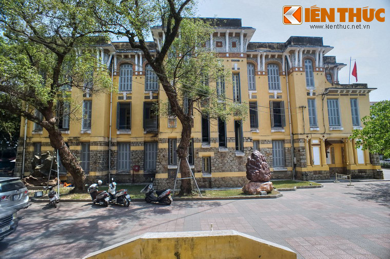 Khối nhà chính của Tòa Công chánh là một tòa nhà ba tầng đồ sộ, nằm ở bên phải khuôn viên khi nhìn từ đường Lê Lợi.