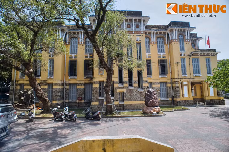 Khối nhà chính của Tòa Công chánh là một tòa nhà ba tầng đồ sộ, nằm ở bên phải khuôn viên khi nhìn từ đường Lê Lợi.