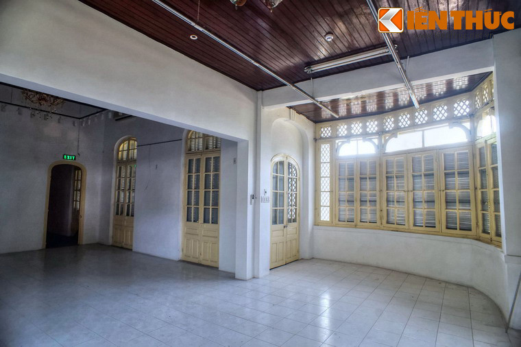 Các khung cửa sổ cao giúp không gian bên trong tòa nhà tràn ngập ánh sáng tự nhiên.