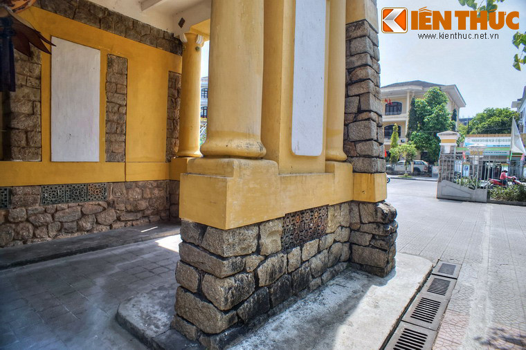 Công trình gây ấn tượng với các kết cấu bằng đá ở tầng một, gợi lên cảm giác về sự vững chãi, tính chất uy nghiêm của một tòa nhà công quyền.