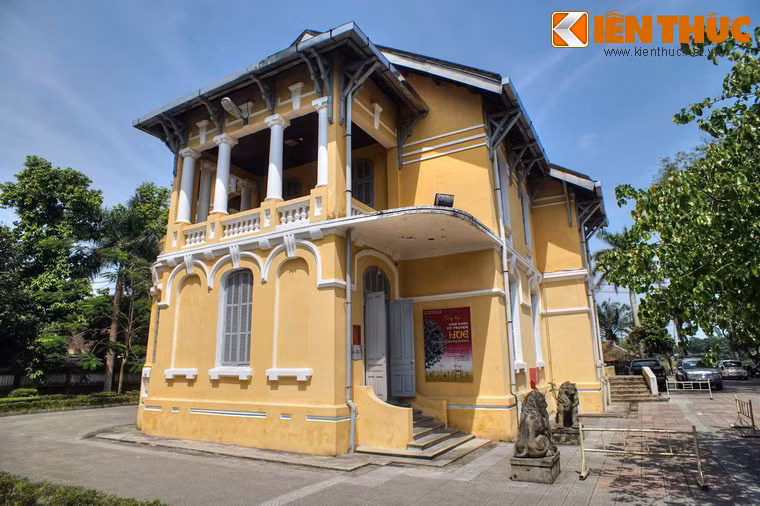 Tòa nhà thứ hai nằm đối diện với nhà chính qua một khoảng sân rộng, có hai tầng với những đường nét kiến trúc mềm mại, như sự bổ khuyết cho tòa nhà chính.