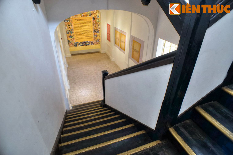 Cả hai tòa nhà vẫn còn giữ được những dãy cầu thang bằng gỗ nguyên bản.