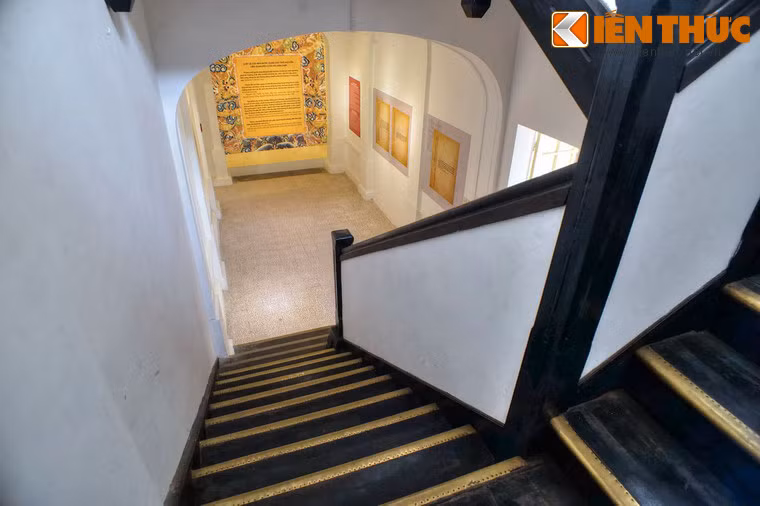 Cả hai tòa nhà vẫn còn giữ được những dãy cầu thang bằng gỗ nguyên bản.