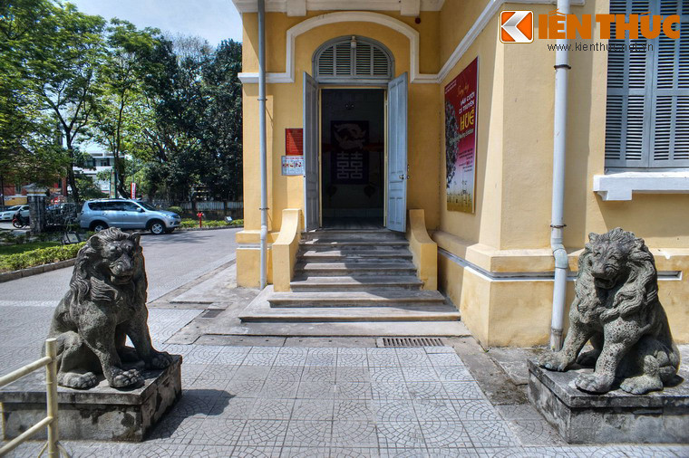 Cổng vào tòa nhà thứ hai.