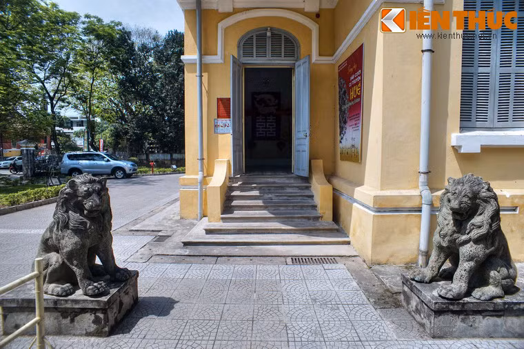 Cổng vào tòa nhà thứ hai.