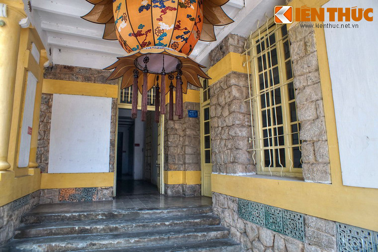 Cổng vào của tòa nhà chính.