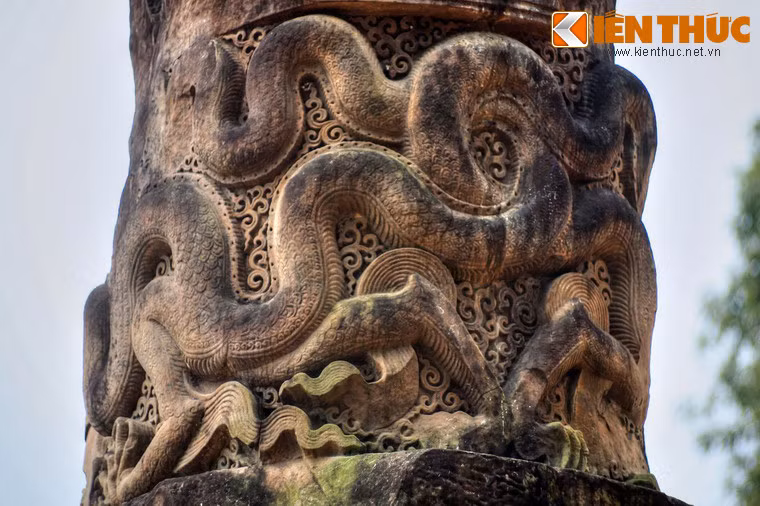 Nhiều năm qua, việc giải mã ý nghĩa cột đá này đã diễn ra sôi nổi, trong đó có hai giả thuyết chủ yếu. Thứ nhất, đây là một linga mang tinh thần phồn thực của người Việt trong sự giao thoa với văn hóa Chăm. Thứ hai, cây cột là phần còn lại của kiến trúc Liên hoa đài (toà đài sen) ở chùa Dạm xưa.