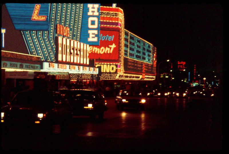 Các sòng bài và khách sạn ở khu vực trung tâm thành phố Las Vegas thập niên 1970. Ảnh: Craig Gustafson.