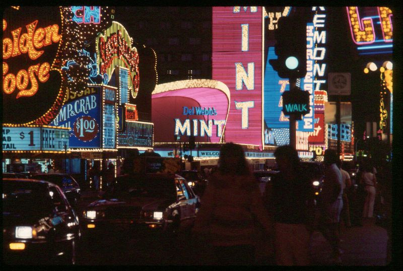 Ánh đèn rực rỡ trên phố Fremont, tuyến phố tập trung nhiều sòng bạc của Las Vegas. Ảnh: Craig Gustafson.