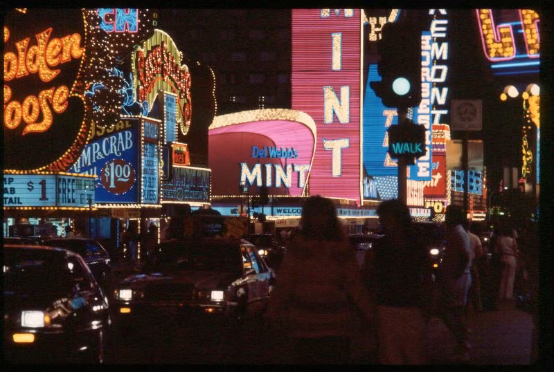 Ánh đèn rực rỡ trên phố Fremont, tuyến phố tập trung nhiều sòng bạc của Las Vegas. Ảnh: Craig Gustafson.