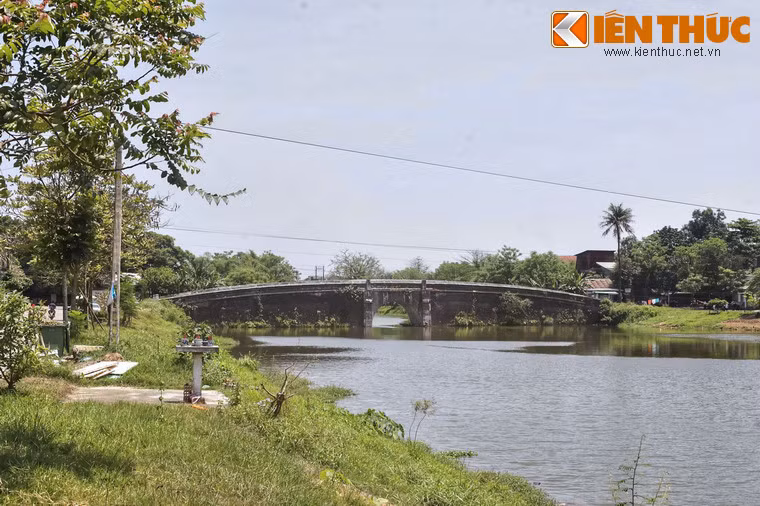 Cầu được xây bằng gạch vồ, dáng cong cong, cũng là kiểu dáng chung của các cây cầu trong Kinh thành. Dưới cầu có một cửa cống đủ lớn cho thuyền nhỏ đi qua.