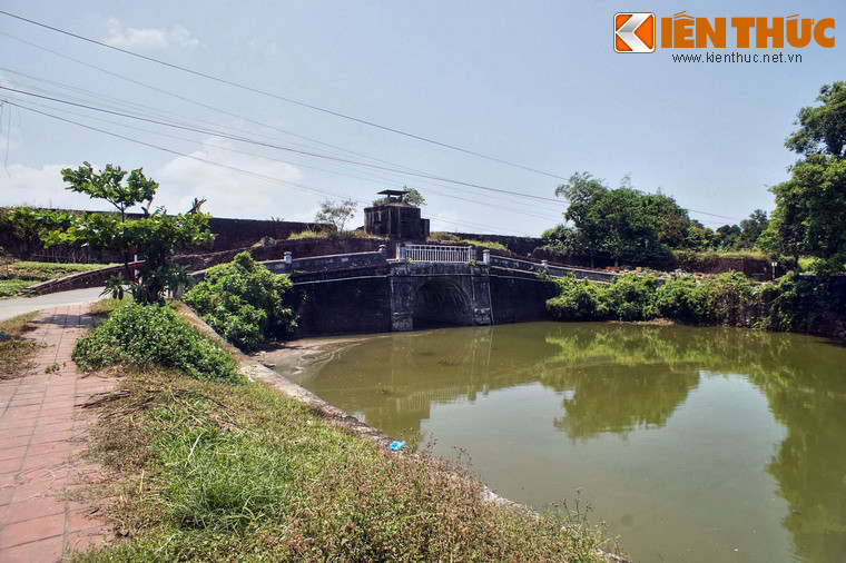 Ở đoạn tường thành sát với cầu, vào thời thuộc địa quân Pháp đã cho xây một lô cốt lớn, khiến cây cầu này trở thành một cứ điểm phòng thủ vững chắc ở phía Tây Kinh thành.