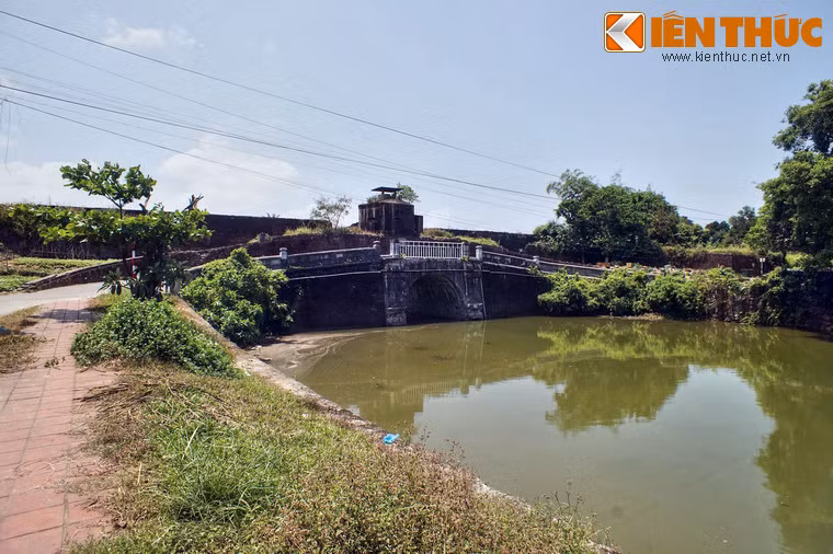 Ở đoạn tường thành sát với cầu, vào thời thuộc địa quân Pháp đã cho xây một lô cốt lớn, khiến cây cầu này trở thành một cứ điểm phòng thủ vững chắc ở phía Tây Kinh thành.