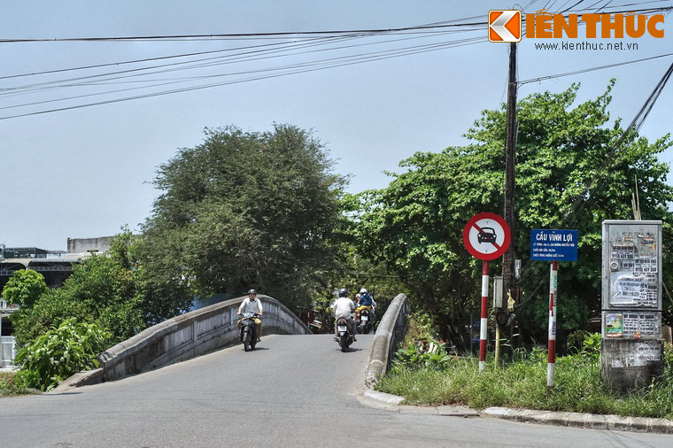 Cách cầu Khánh Ninh không xa là cầu Vĩnh Lợi. Cây cầu này nằm trên đường Nguyễn Trãi, tuyến đường huyết mạch phía Tây Kinh thành Huế. .