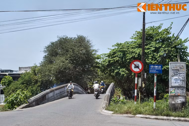 Cách cầu Khánh Ninh không xa là cầu Vĩnh Lợi. Cây cầu này nằm trên đường Nguyễn Trãi, tuyến đường huyết mạch phía Tây Kinh thành Huế. .