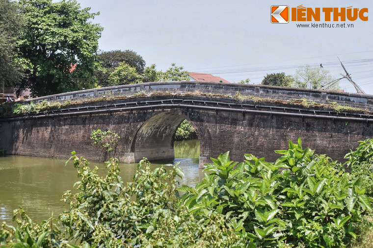 Cầu Vĩnh Lợi chỉ có một cửa cống. Độ dài và kiểu dáng của cầu tương tự như cầu Khánh Ninh.