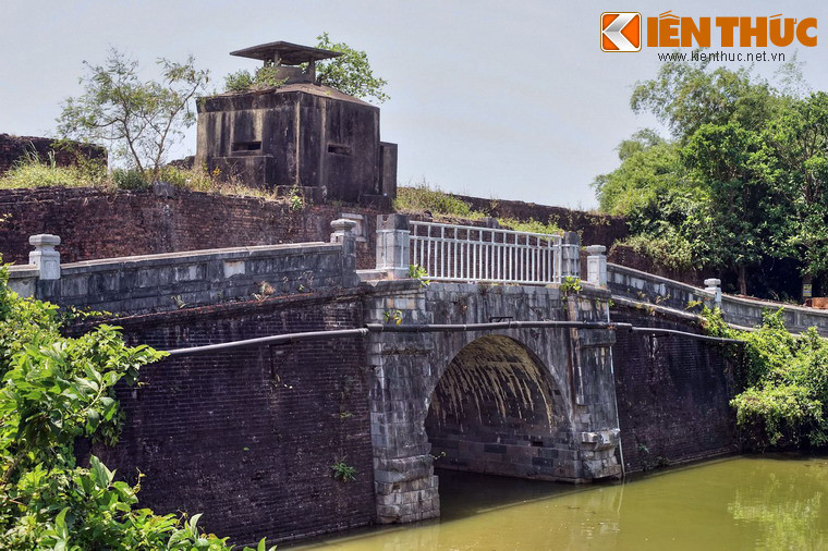 Cầu Thủy Quan có một cửa cống. Cũng như cầu Lương Y, cây cầu này là một công trình có công năng phòng thủ nên trên thành cầu có các khoảng hở để đặt súng thần công.