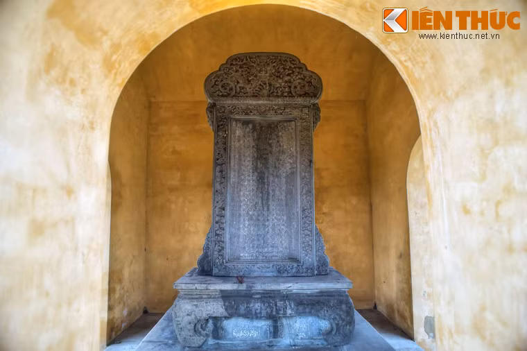 Trên bia có đoạn nói về nguồn gốc tên sông Ngự Hà và cầu Ngự Hà: "...Cầu xây đá thanh, hai bên có lan can bằng đá để bảo vệ. Mặc khác, vì sông này trước đó chưa có tên, bèn gọi tên là Ngự Hà, cho nên cũng lấy nó để đặt tên cầu".