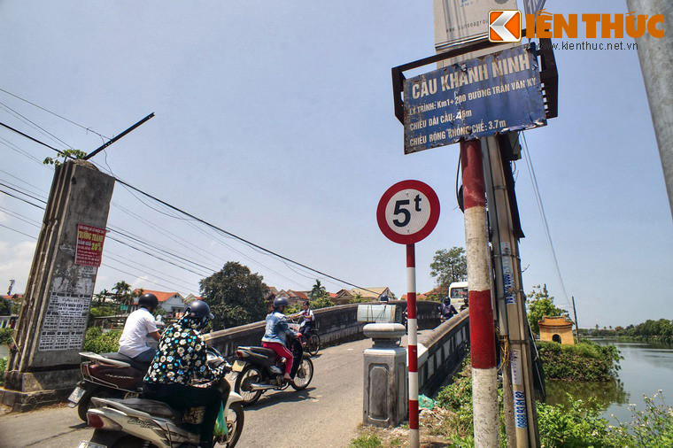 Cây cầu tiếp theo trên sông Ngự Hà là cầu Khánh Ninh, còn gọi là cống Hắc Báo. Cây cầu có một đầu giao với đường Trần Văn Kỷ và đường Ngô Thế Lân, đầu bên kia nối với đường Triệu Quang Phục.