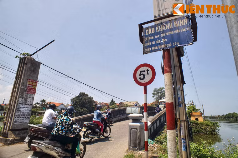 Cây cầu tiếp theo trên sông Ngự Hà là cầu Khánh Ninh, còn gọi là cống Hắc Báo. Cây cầu có một đầu giao với đường Trần Văn Kỷ và đường Ngô Thế Lân, đầu bên kia nối với đường Triệu Quang Phục.