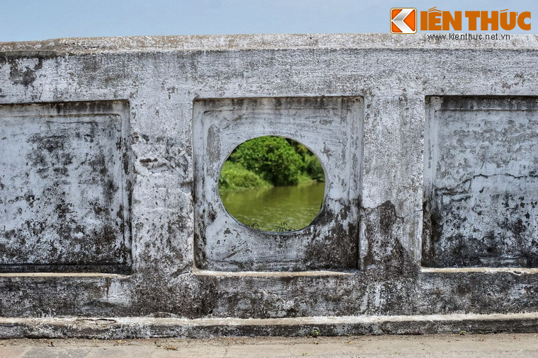 Nét đặc biệt của cầu Lương Y là trên thành cầu vẫn còn giữ được các ổ để đặt súng thần công. Cây cầu có vị trí quan trọng về quân sự do án ngữ cửa ngõ đường thủy ở phía Đông Kinh thành Huế.