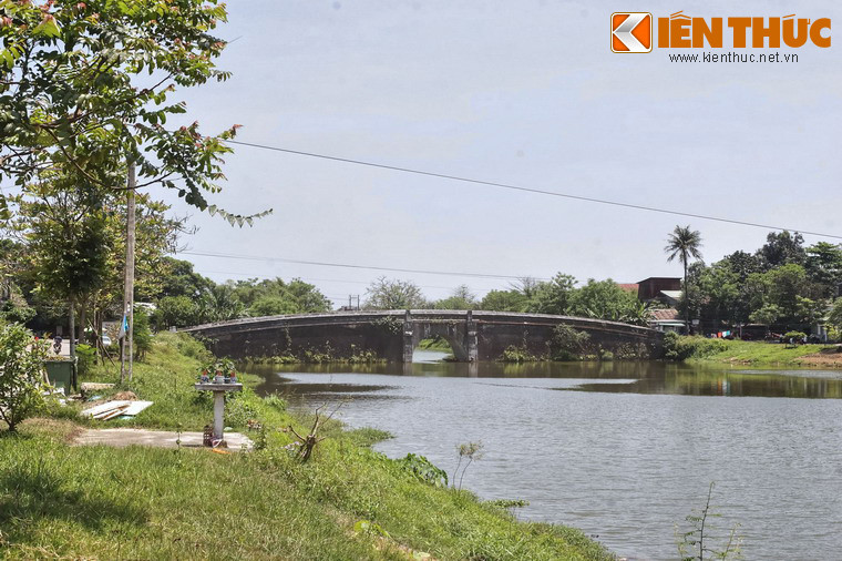 Cầu được xây bằng gạch vồ, dáng cong cong, cũng là kiểu dáng chung của các cây cầu trong Kinh thành. Dưới cầu có một cửa cống đủ lớn cho thuyền nhỏ đi qua.