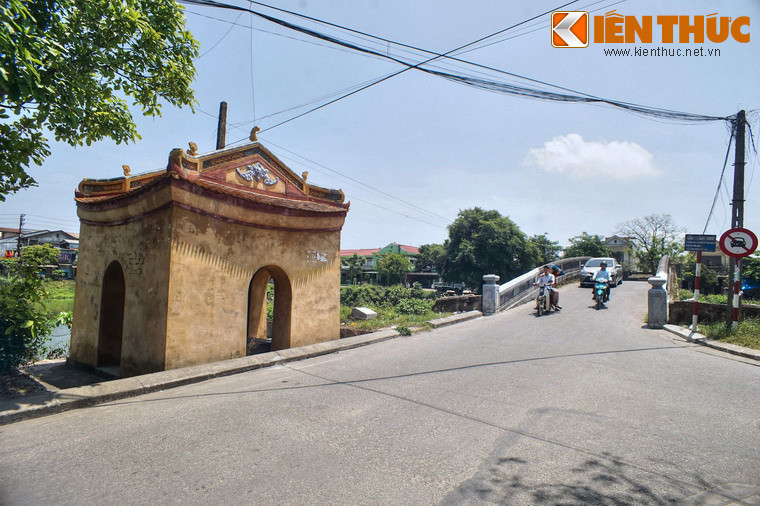 Đầu phía Bắc của cầu Khánh Ninh cũng có một nhà bia, bên trong đặt tấm bia “Ngự chế Khánh Ninh kiều bi ký”.