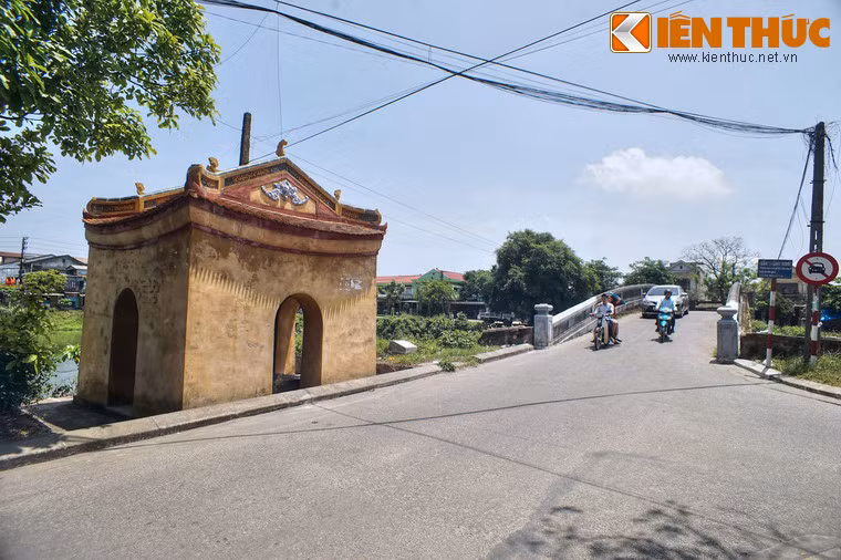 Đầu phía Bắc của cầu Khánh Ninh cũng có một nhà bia, bên trong đặt tấm bia “Ngự chế Khánh Ninh kiều bi ký”.