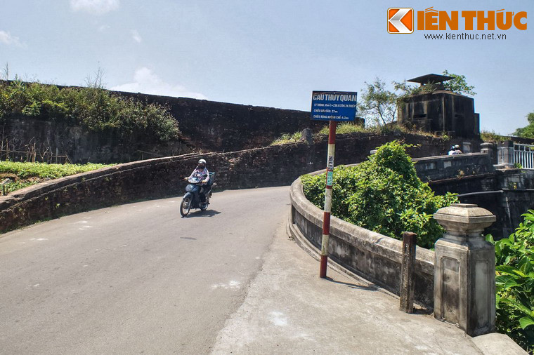 Cây cầu cuối cùng trên sông Ngự Hà là Cầu Thủy quan, còn gọi là cống Tây Thành Thủy Quan. Cầu nằm trên trục đường Tôn Thất Hiệp chạy dọc mặt tường thành phía Tây Kinh thành Huế.