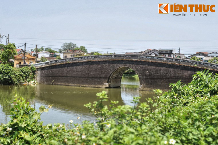 Cầu Khánh Ninh có một cửa cống, những kiểu dáng có phần khác với cầu Lương Y khi hai bên cửa cống không có trụ vuông. Cầu cũng ngắn hơn so với cầu Lương Y vì khúc sông Ngự Hà ở đoạn này hẹp hơn.