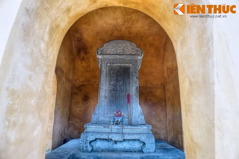 Nội dung bia đá nói về sông Ngự Hà, nguồn gốc của cầu Khánh Ninh cùng các cây cầu phía Tây sông Ngự Hà. Cùng với bia “Ngự chế Ngự Hà bi ký", bia “Ngự chế Khánh Ninh kiều bi ký” được các nhà nghiên cứu coi là bia đá cổ có giá trị đặc biệt của Cố đô Huế.