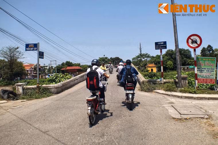 Cây cầu tiếp theo là cầu Kho, còn gọi là cầu Ngự Hà. Cầu nằm trên đường Đinh Tiên Hoàng, trục đường lớn nhất đi qua Kinh thành Huế.