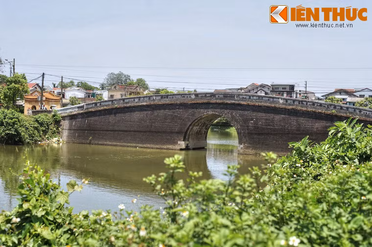 Cầu Khánh Ninh có một cửa cống, những kiểu dáng có phần khác với cầu Lương Y khi hai bên cửa cống không có trụ vuông. Cầu cũng ngắn hơn so với cầu Lương Y vì khúc sông Ngự Hà ở đoạn này hẹp hơn.