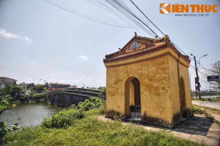 Ở đầu phía Bắc của cầu có một nhà bia, bên trong đặt tấm bia cổ tên là “Ngự chế Ngự Hà bi ký" do đích thân Vua Minh Mạng biên soạn. Nội dung khắc trên bia nói về sông Ngự Hà và các cây cầu phía Đông của con sông này