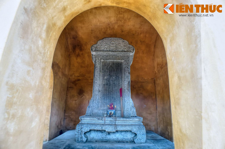 Nội dung bia đá nói về sông Ngự Hà, nguồn gốc của cầu Khánh Ninh cùng các cây cầu phía Tây sông Ngự Hà. Cùng với bia “Ngự chế Ngự Hà bi ký", bia “Ngự chế Khánh Ninh kiều bi ký” được các nhà nghiên cứu coi là bia đá cổ có giá trị đặc biệt của Cố đô Huế.