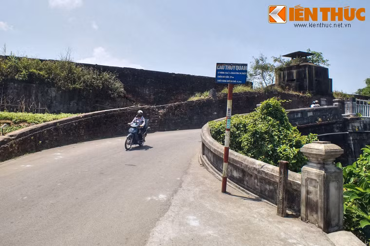 Cây cầu cuối cùng trên sông Ngự Hà là Cầu Thủy quan, còn gọi là cống Tây Thành Thủy Quan. Cầu nằm trên trục đường Tôn Thất Hiệp chạy dọc mặt tường thành phía Tây Kinh thành Huế.