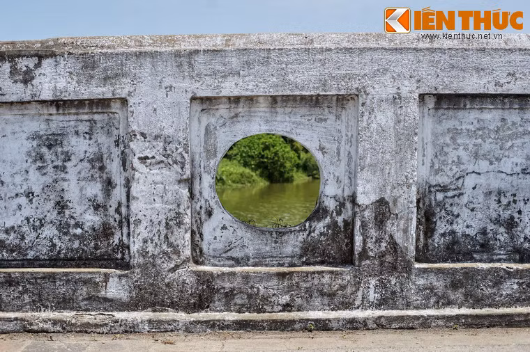 Nét đặc biệt của cầu Lương Y là trên thành cầu vẫn còn giữ được các ổ để đặt súng thần công. Cây cầu có vị trí quan trọng về quân sự do án ngữ cửa ngõ đường thủy ở phía Đông Kinh thành Huế.