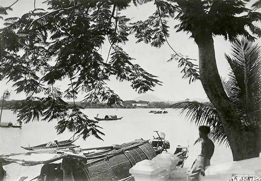 Sông Hương nhìn từ một bến thuyền. Ảnh tư liệu.