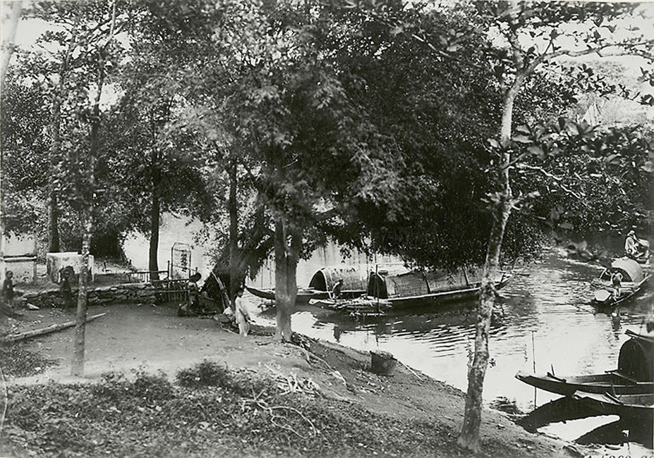 Bên bờ rạch Phủ Cam. Ảnh tư liệu.