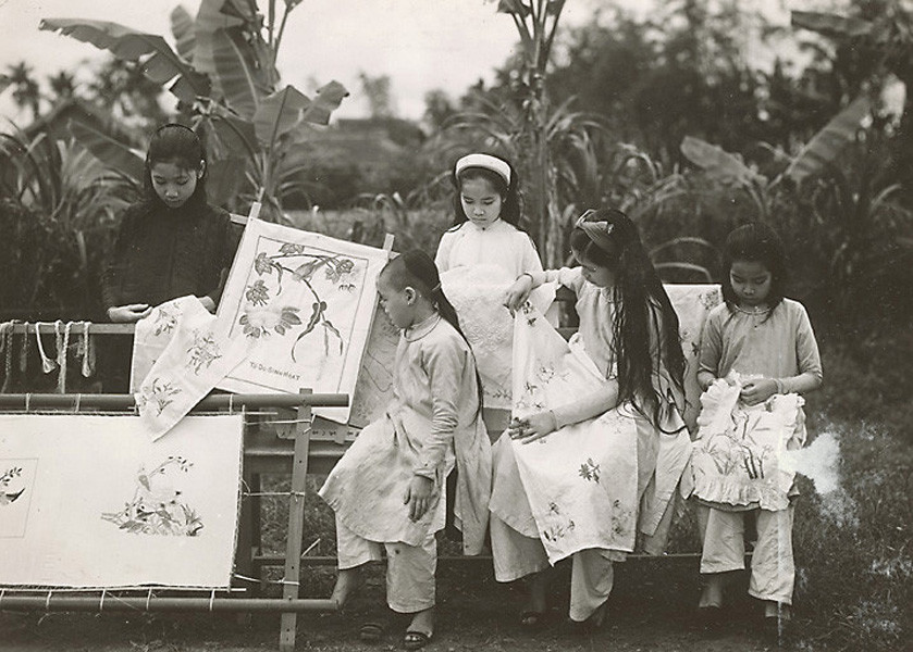 Các thiếu nữ Huế học thêu tranh, khoảng năm 1919 - 1926. Ảnh tư liệu.