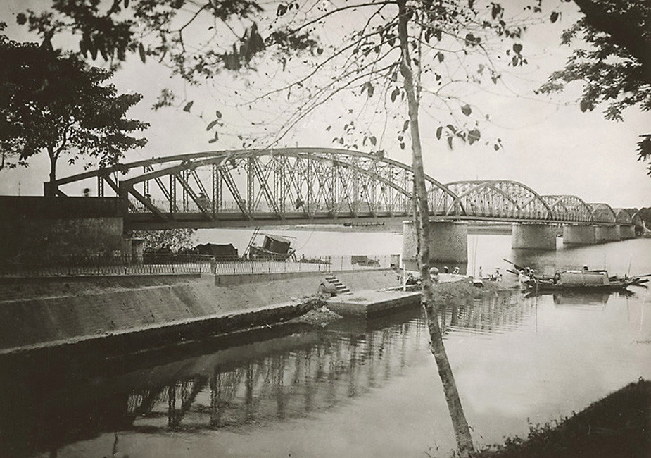 Cầu Clemenceau - Trường Tiền. Ảnh tư liệu.