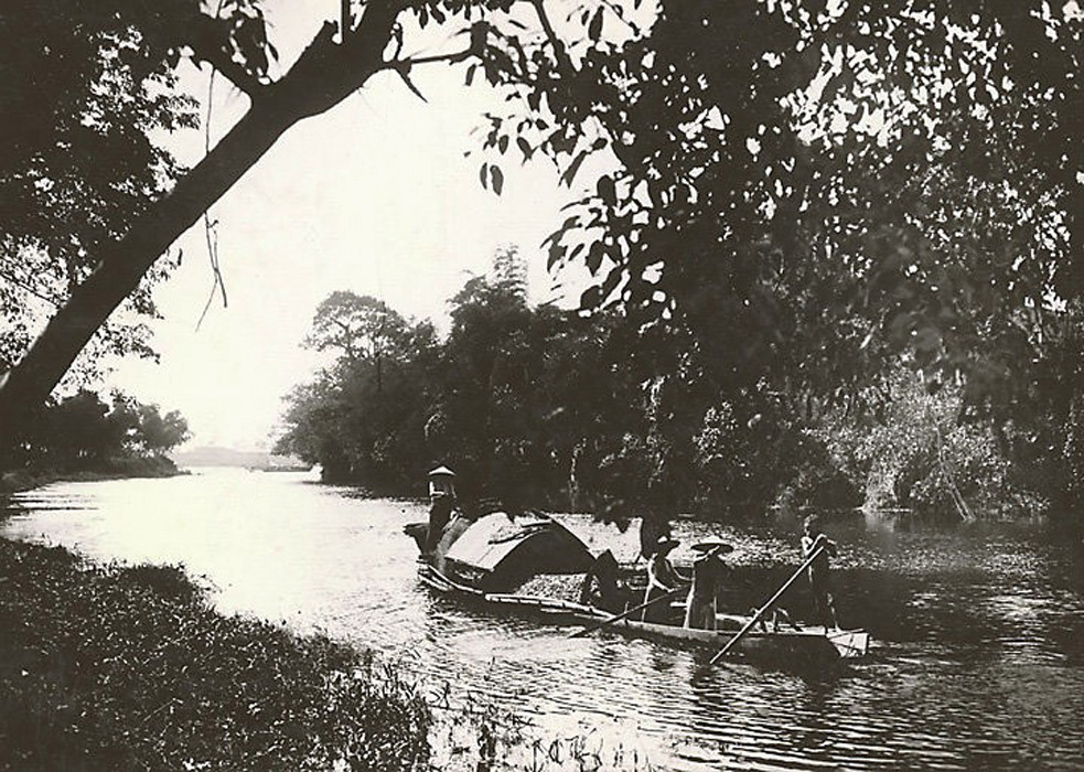 Trên rạch Phủ Cam, khoảng năm 1919 - 1926. Ảnh tư liệu.