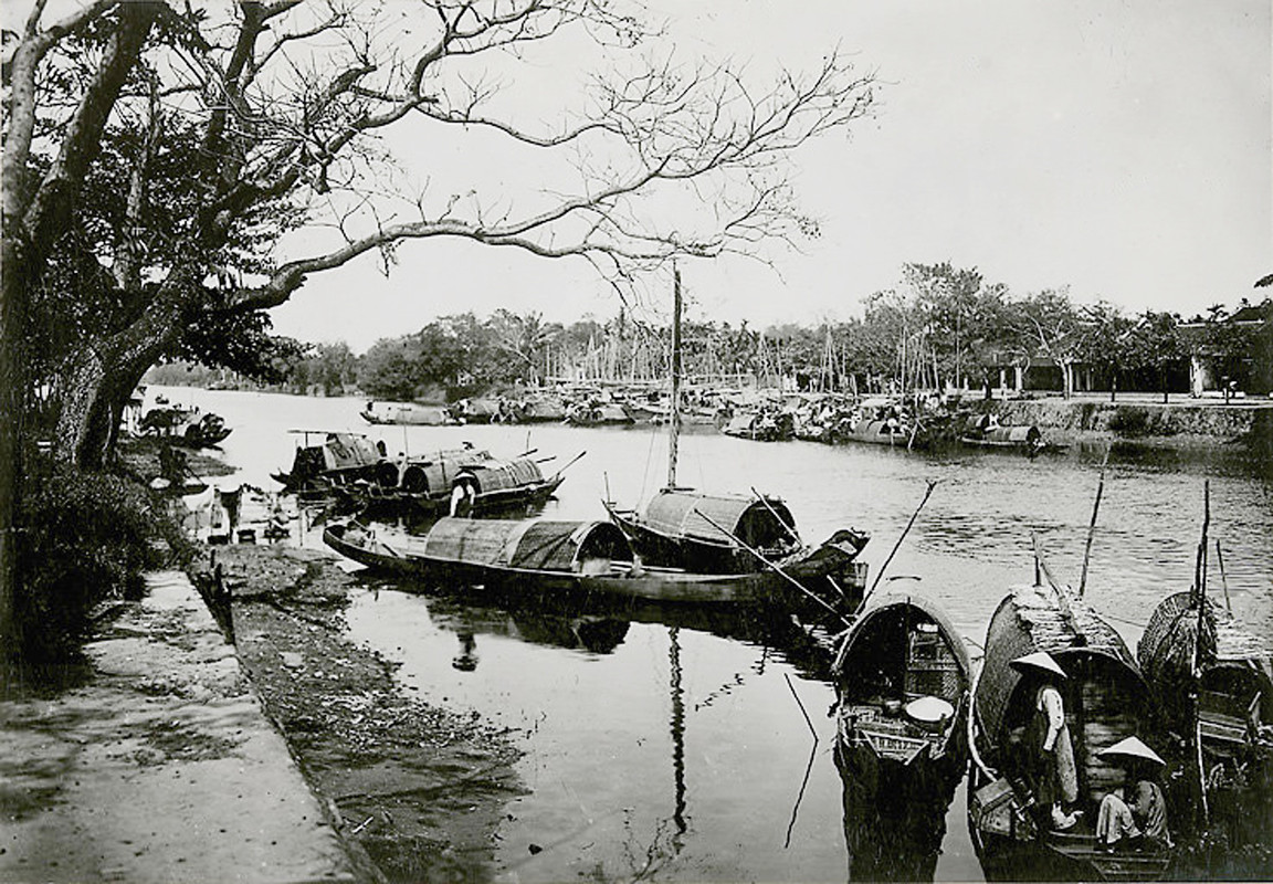 Những con thuyền trên kênh rạch ở Huế, khoảng năm 1919 - 1926. Ảnh tư liệu.