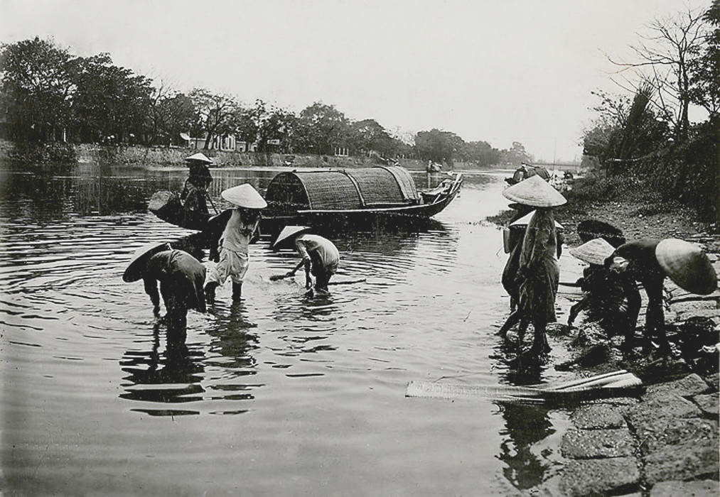 Những người phụ nữ bên bến nước ở sông Đông Ba. Ảnh tư liệu.