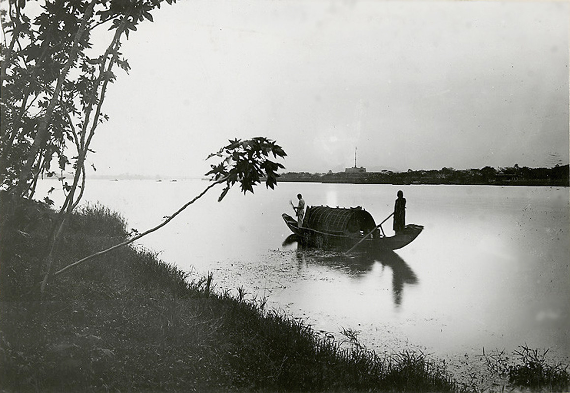 Hoàng hôn trên sông Hương. Ở phía xa là Kỳ đài của Hoàng thành Huế. Ảnh tư liệu.