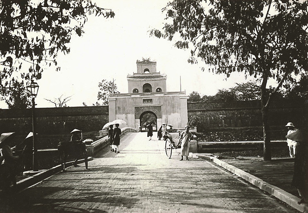 Bên ngoài một cánh cổng của Hoàng thành Huế đầu thế kỷ 20. Ảnh tư liệu.