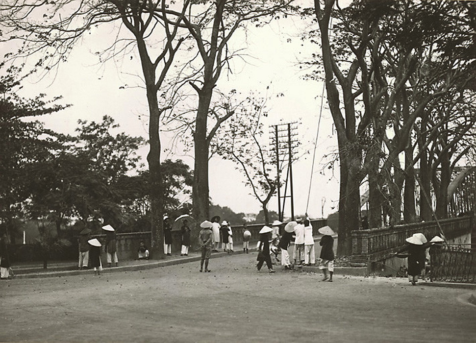 Đường vào cầu Clemenceau, nay là cầu Trường Tiền. Ảnh tư liệu.