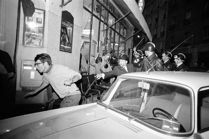 Các cuộc xung đột bạo lực giữa cảnh sát và sinh viên trong phong trào biểu tình tháng 5/1968 tại Paris, Pháp. Ảnh: The Atlantic.