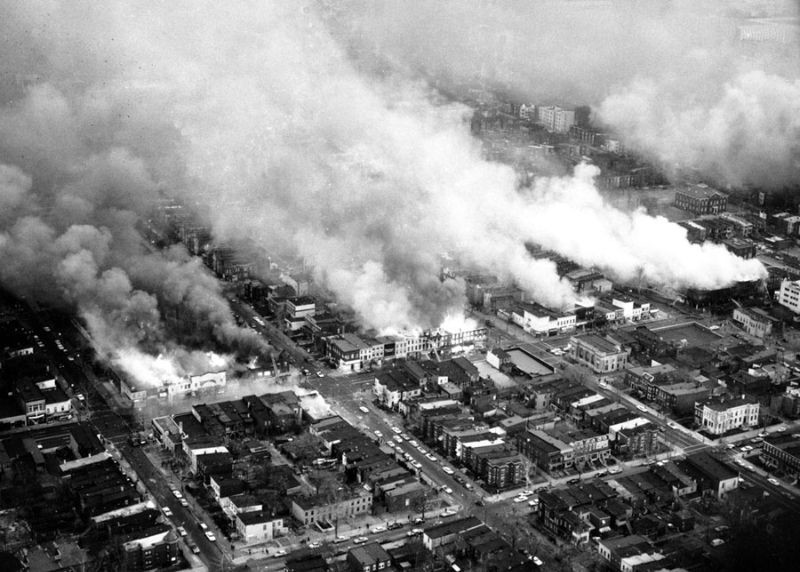 Những đám cháy ở Washington DC phát sinh từ các cuộc biểu tình và bạo loạn sau vụ ám sát Mục sư Martin Luther King Jr. Ảnh chụp ngày 5/4/1968. Ảnh: The Atlantic.