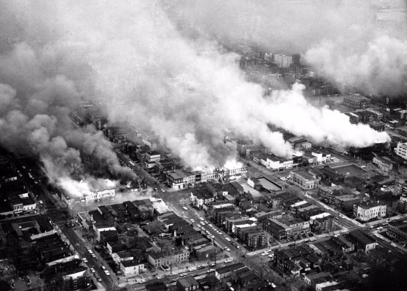 Những đám cháy ở Washington DC phát sinh từ các cuộc biểu tình và bạo loạn sau vụ ám sát Mục sư Martin Luther King Jr. Ảnh chụp ngày 5/4/1968. Ảnh: The Atlantic.